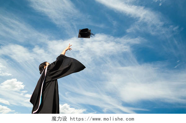 一个毕业生在毕业典礼上把一顶帽子抛向天空